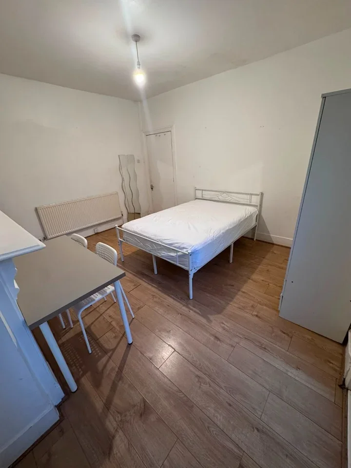 Room Wearside Road in Greater London