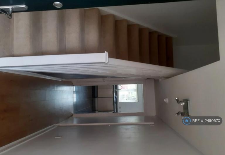 Room Blade Road in Colchester