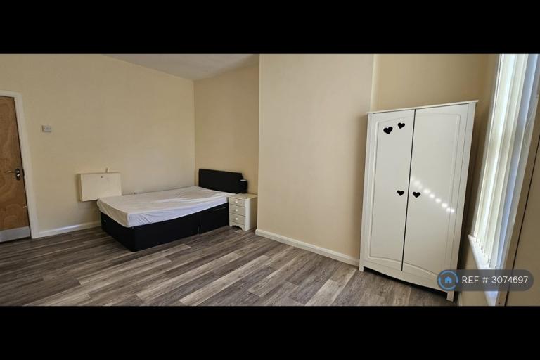 Room Lumley Street in Wakefield