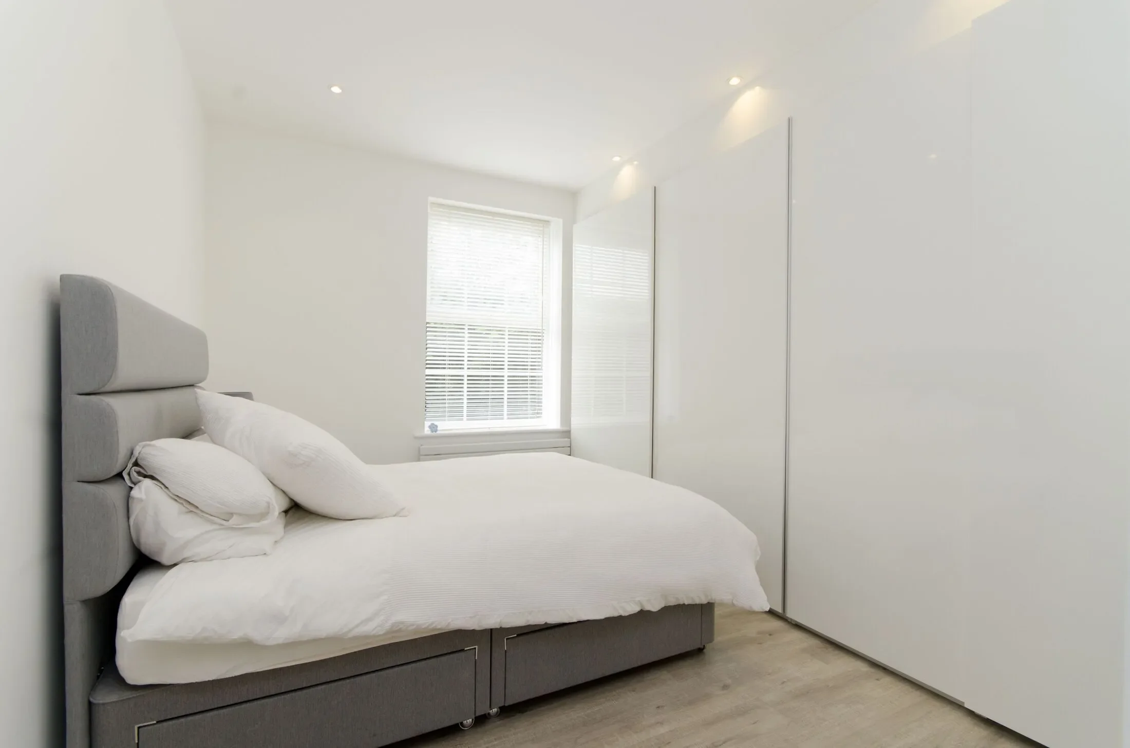 Flat Hendon Way in Greater London