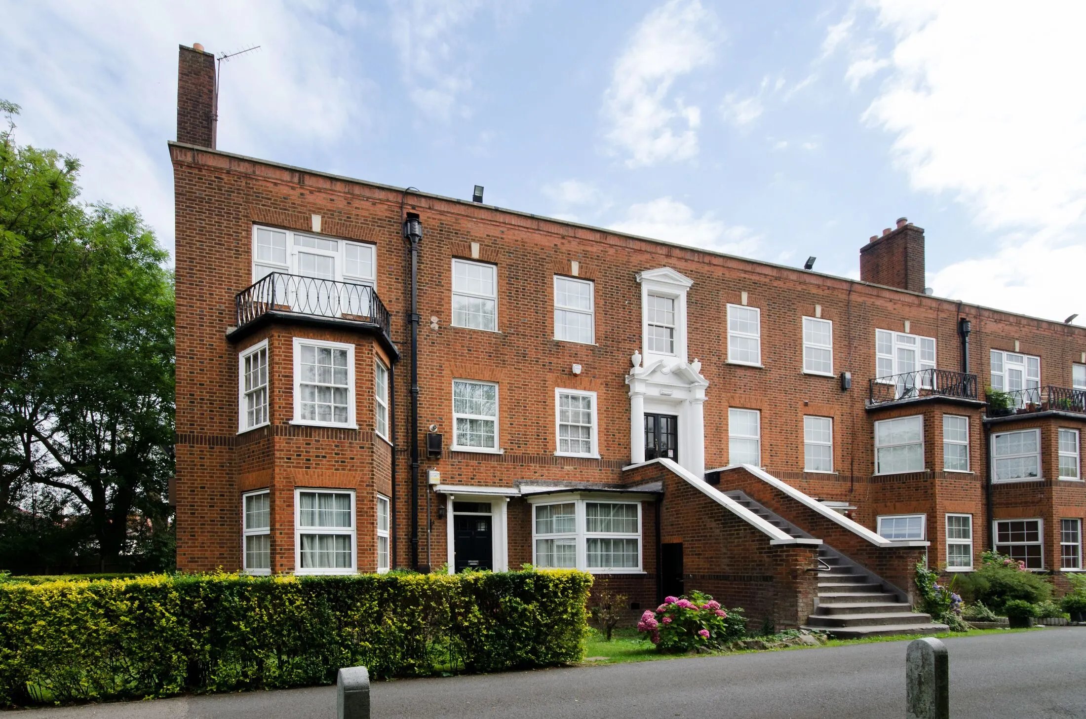 Flat Hendon Way in Greater London