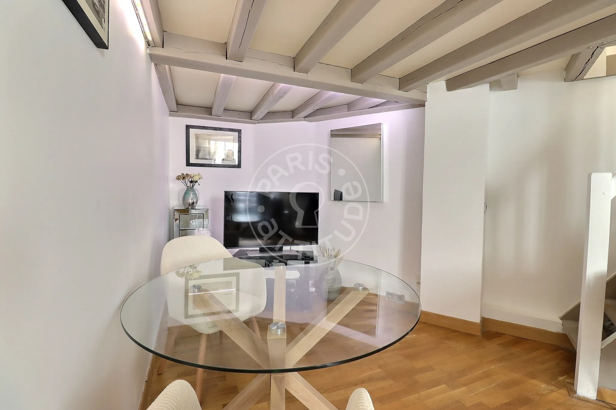 Flat Avenue de Friedland in Paris