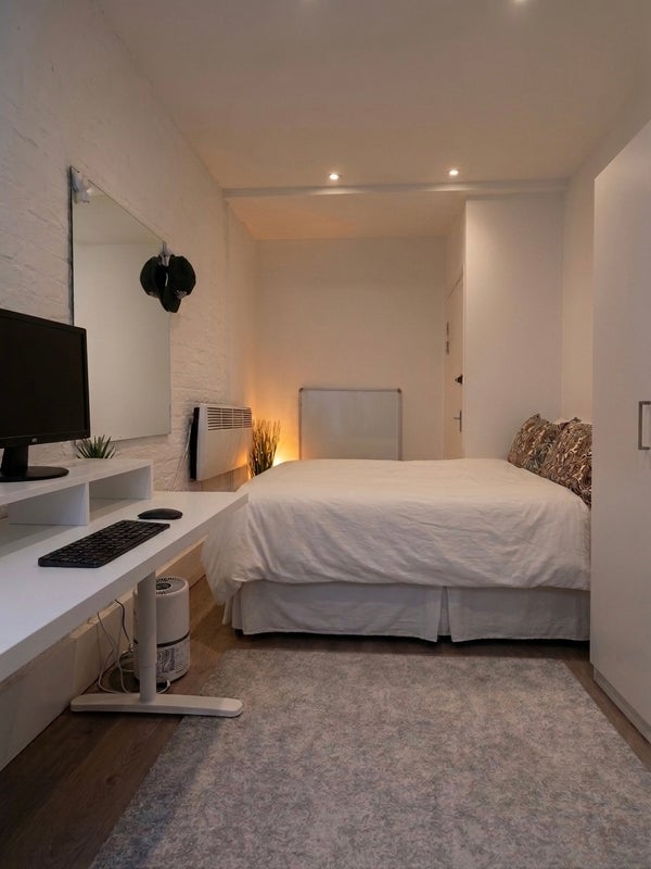 Room Farringdon Road in Greater London