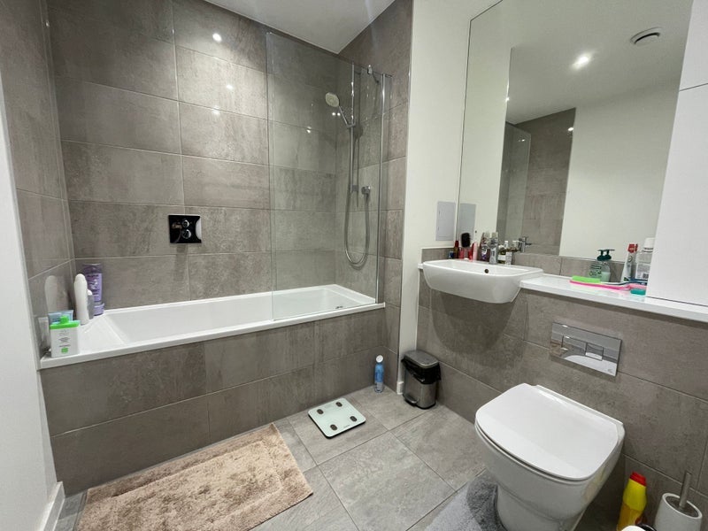 Room Heartwell Avenue in Greater London