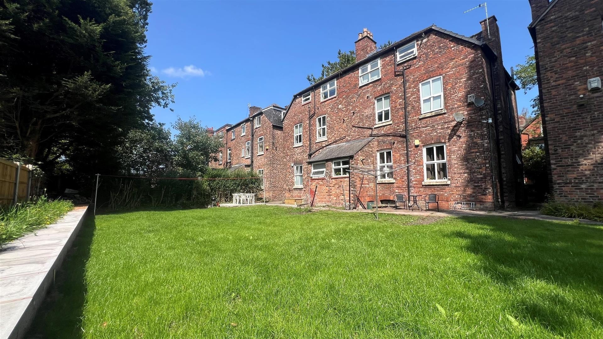 Flat Chatham Grove in Manchester