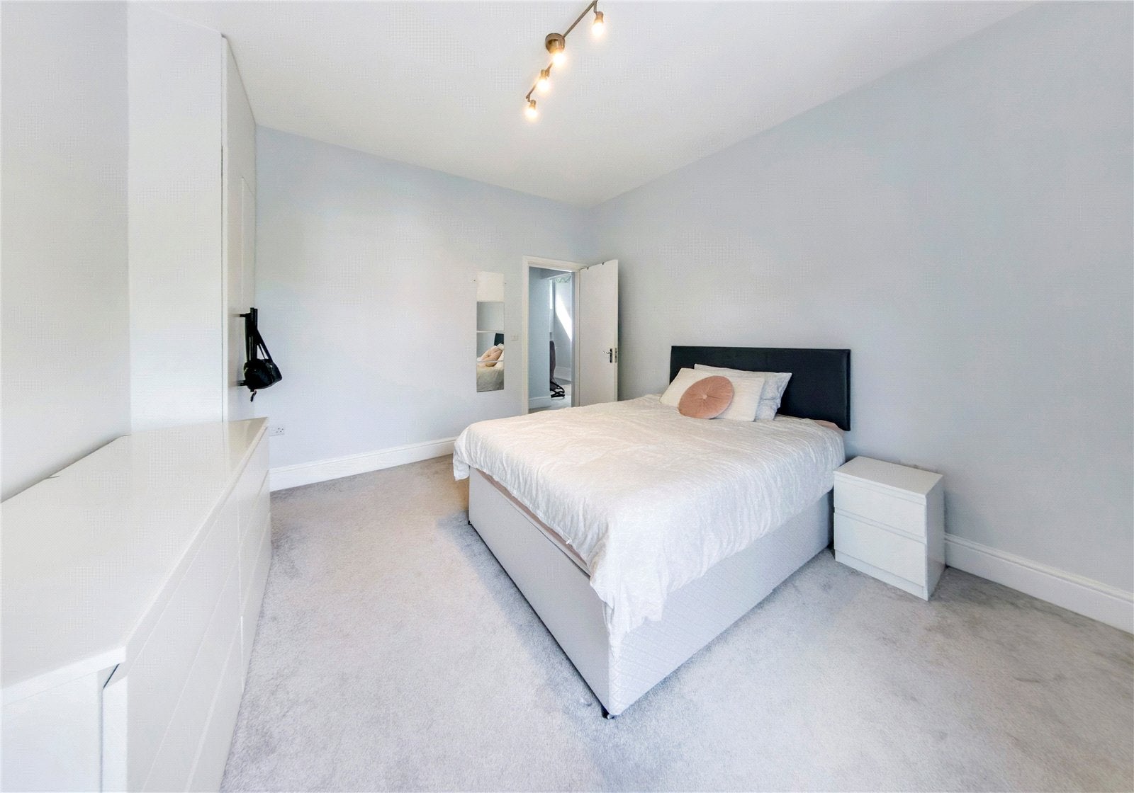 Flat Harvist Road in Greater London