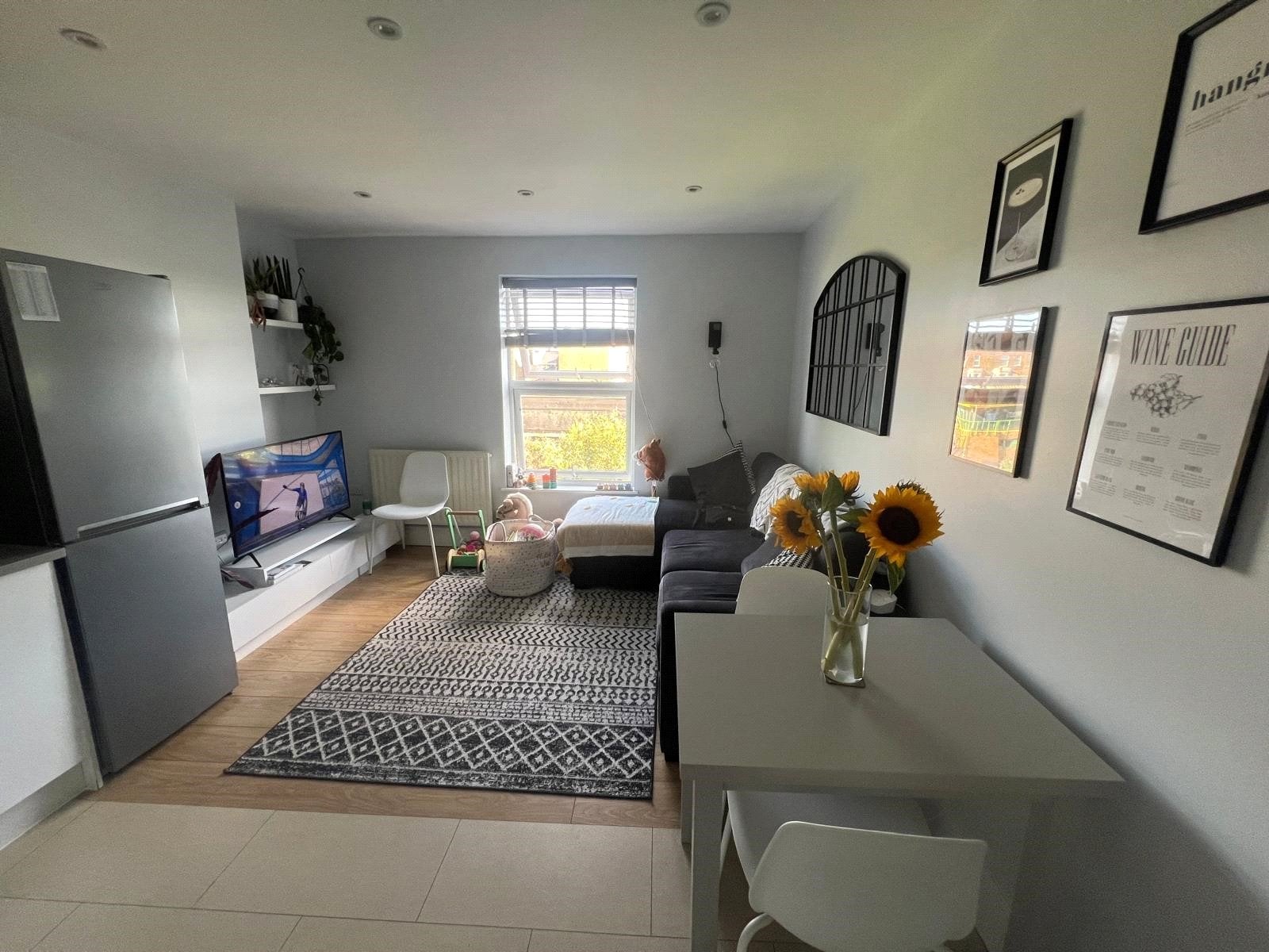 Flat Harvist Road in Greater London
