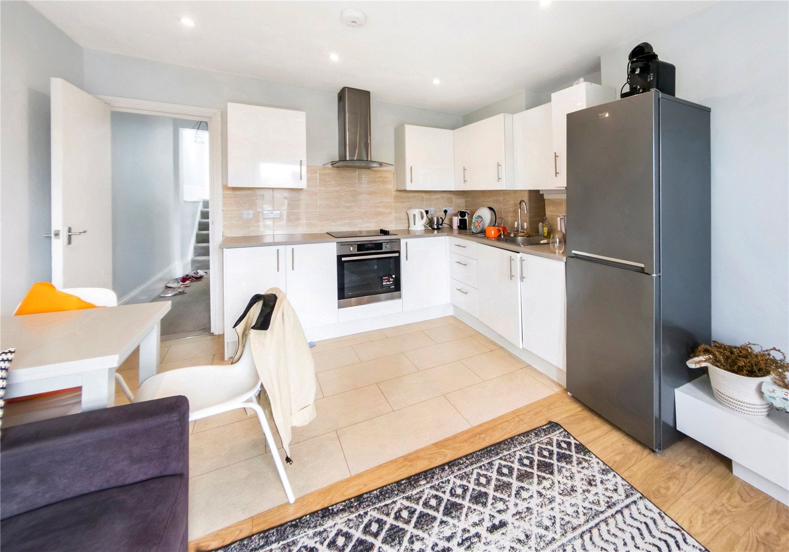 Flat Harvist Road in Greater London