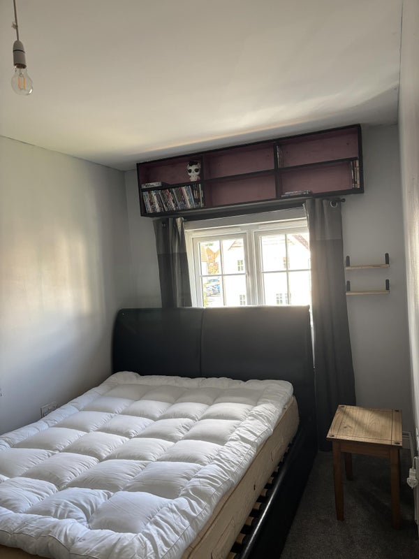 Room Mustoe Road in Bristol