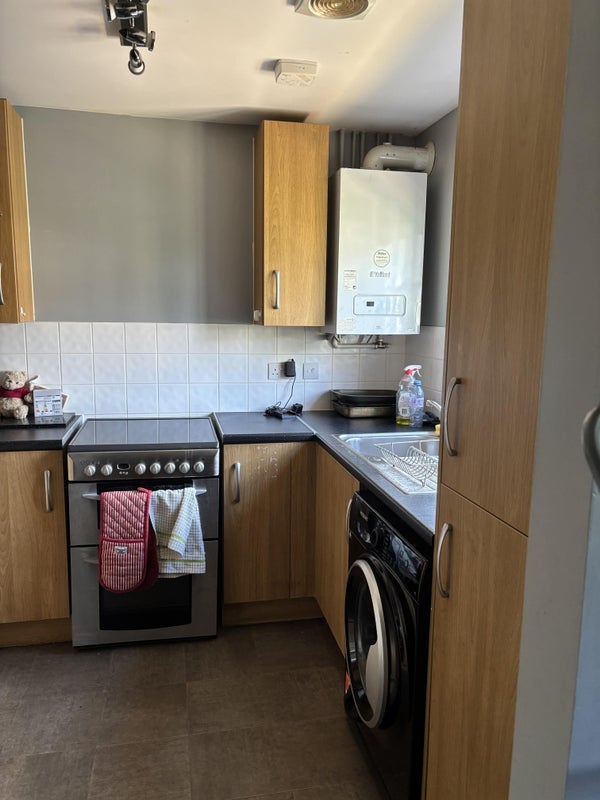 Room Mustoe Road in Bristol