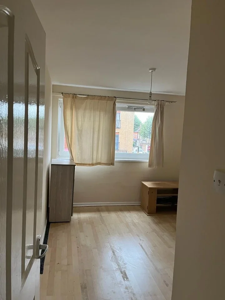 Flat Barking Road in Greater London