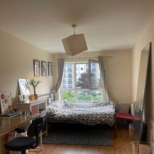 Room Westferry Road in Greater London