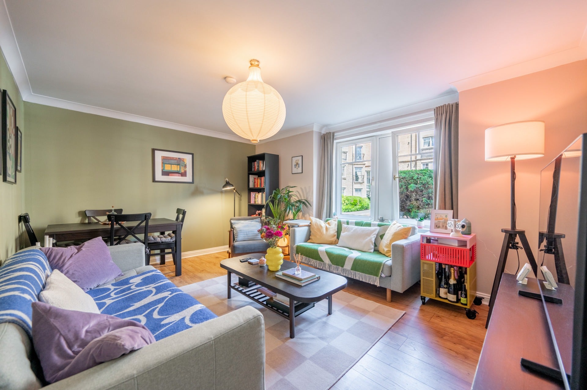 Flat Castlebrae Gardens in Glasgow