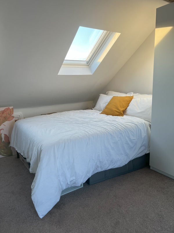 Room Grecian Crescent in Greater London