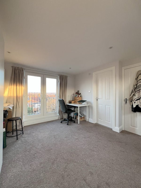 Room Grecian Crescent in Greater London