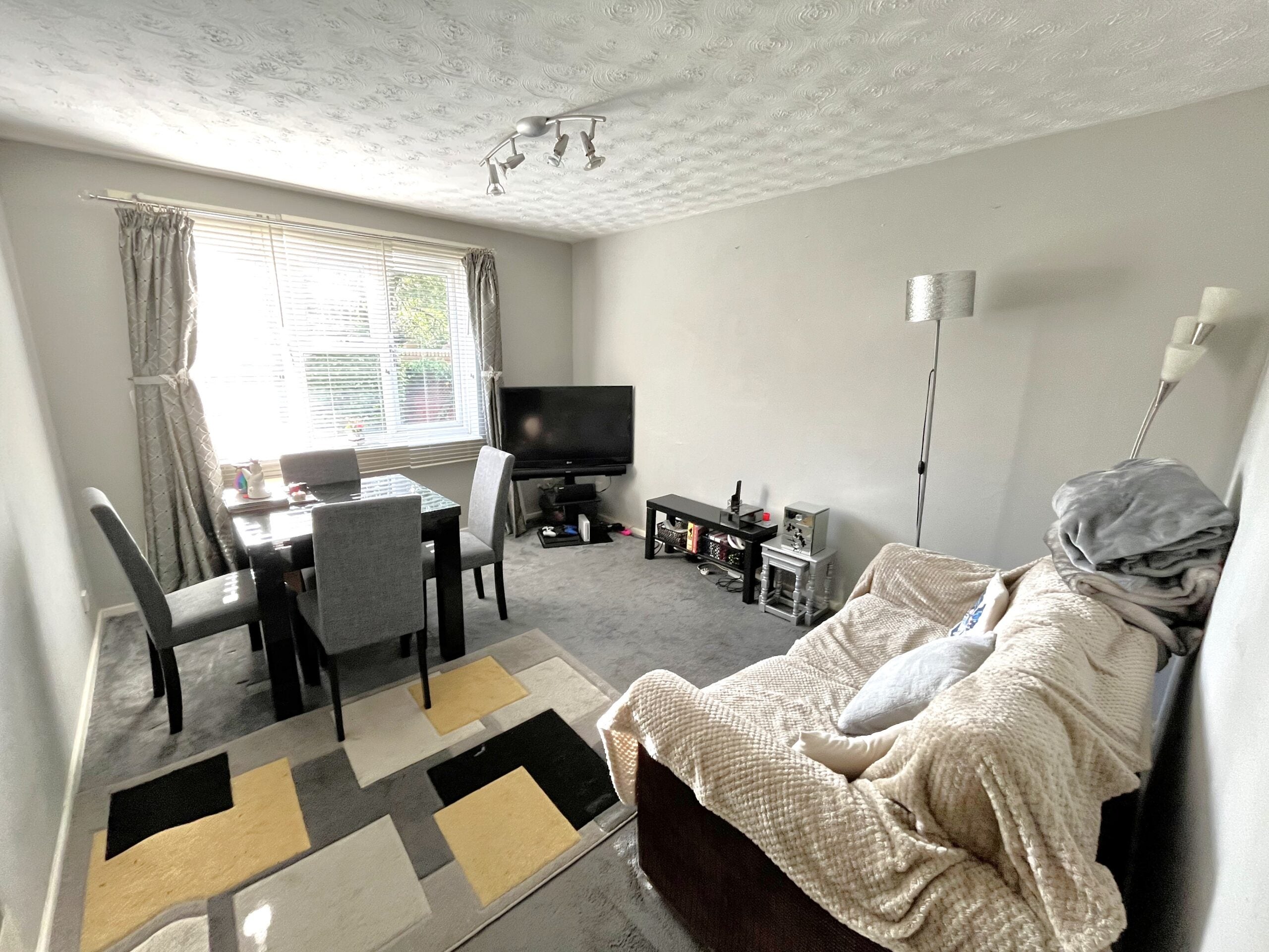 Flat Manor Road in Greater London