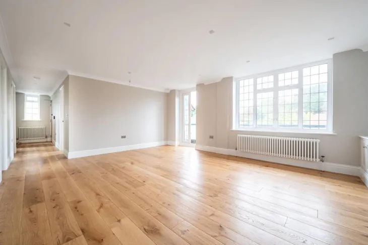 Flat Lammas Lane in Elmbridge