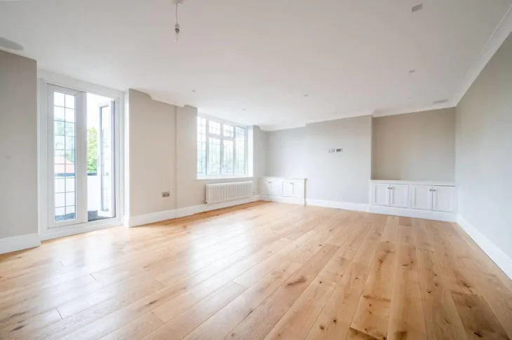 Flat Lammas Lane in Elmbridge