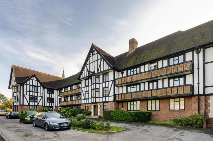 Flat Lammas Lane in Elmbridge