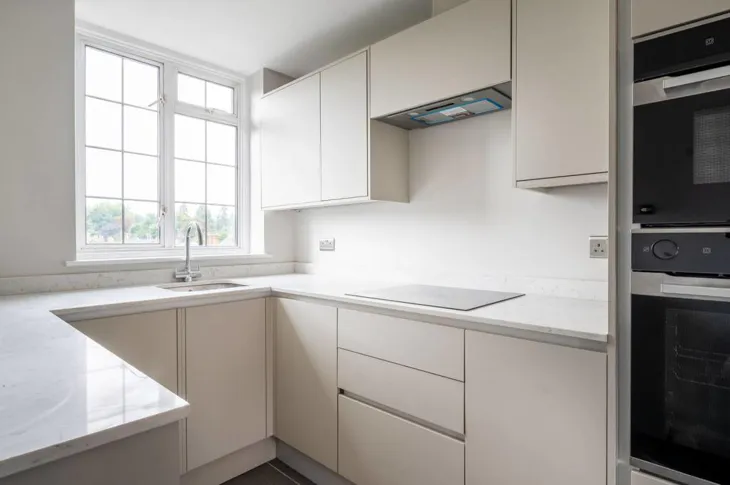 Flat Lammas Lane in Elmbridge