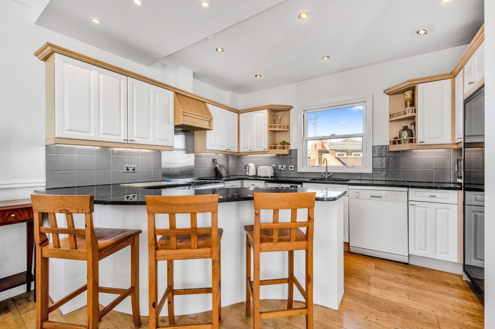 Flat Moreton Street in City of Westminster