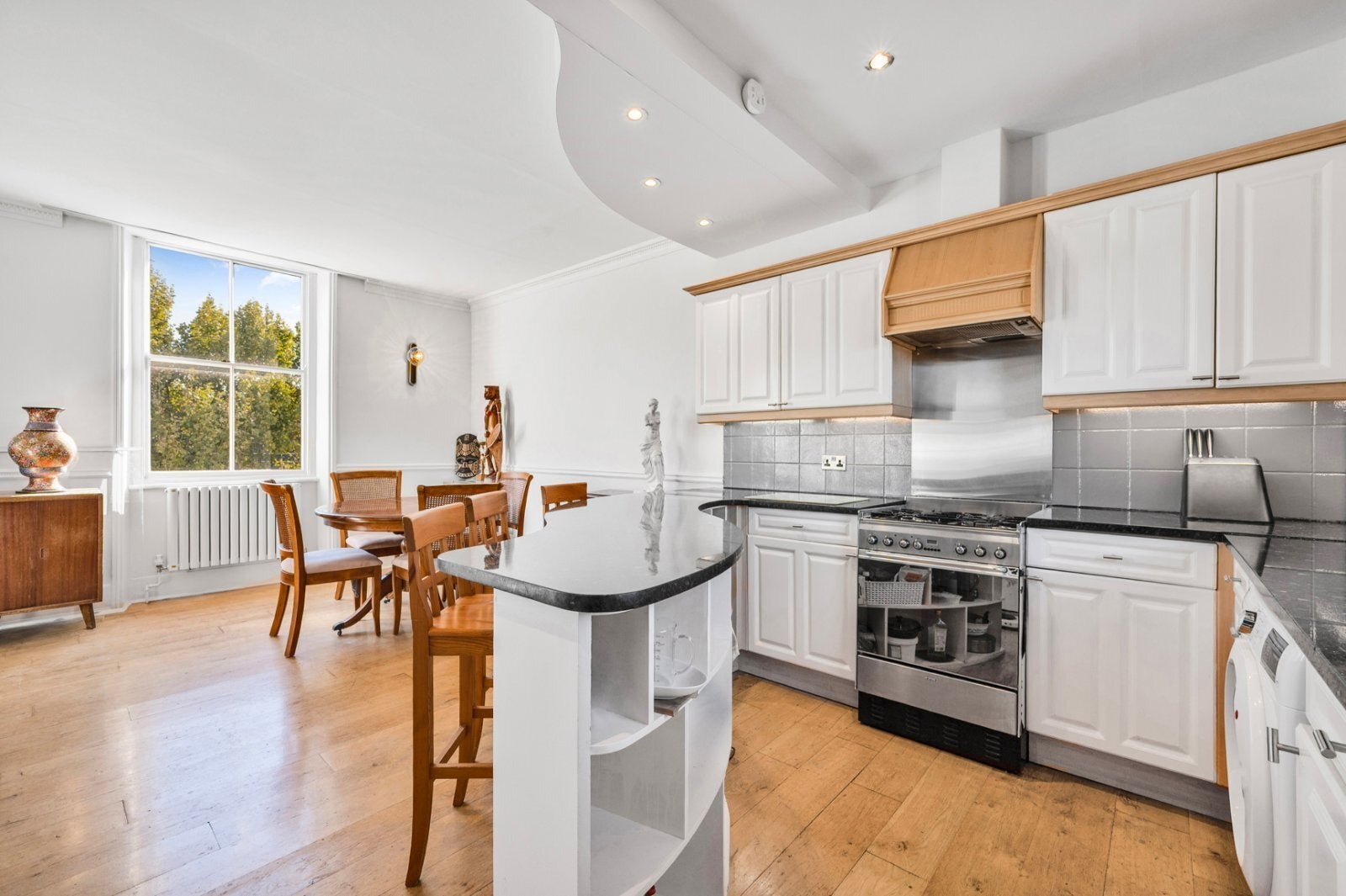 Flat Moreton Street in City of Westminster