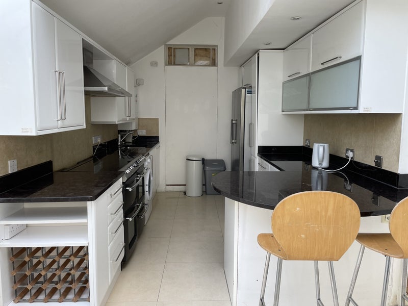 Room Stanley Road in Greater London