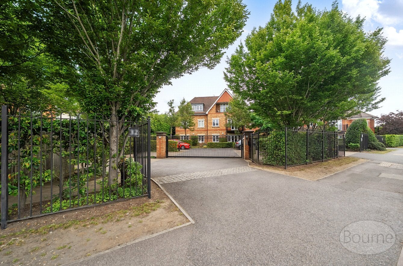 Flat Between Streets in Elmbridge