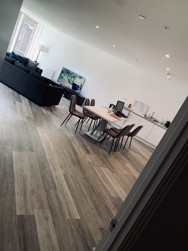 Room Scena Way in Greater London