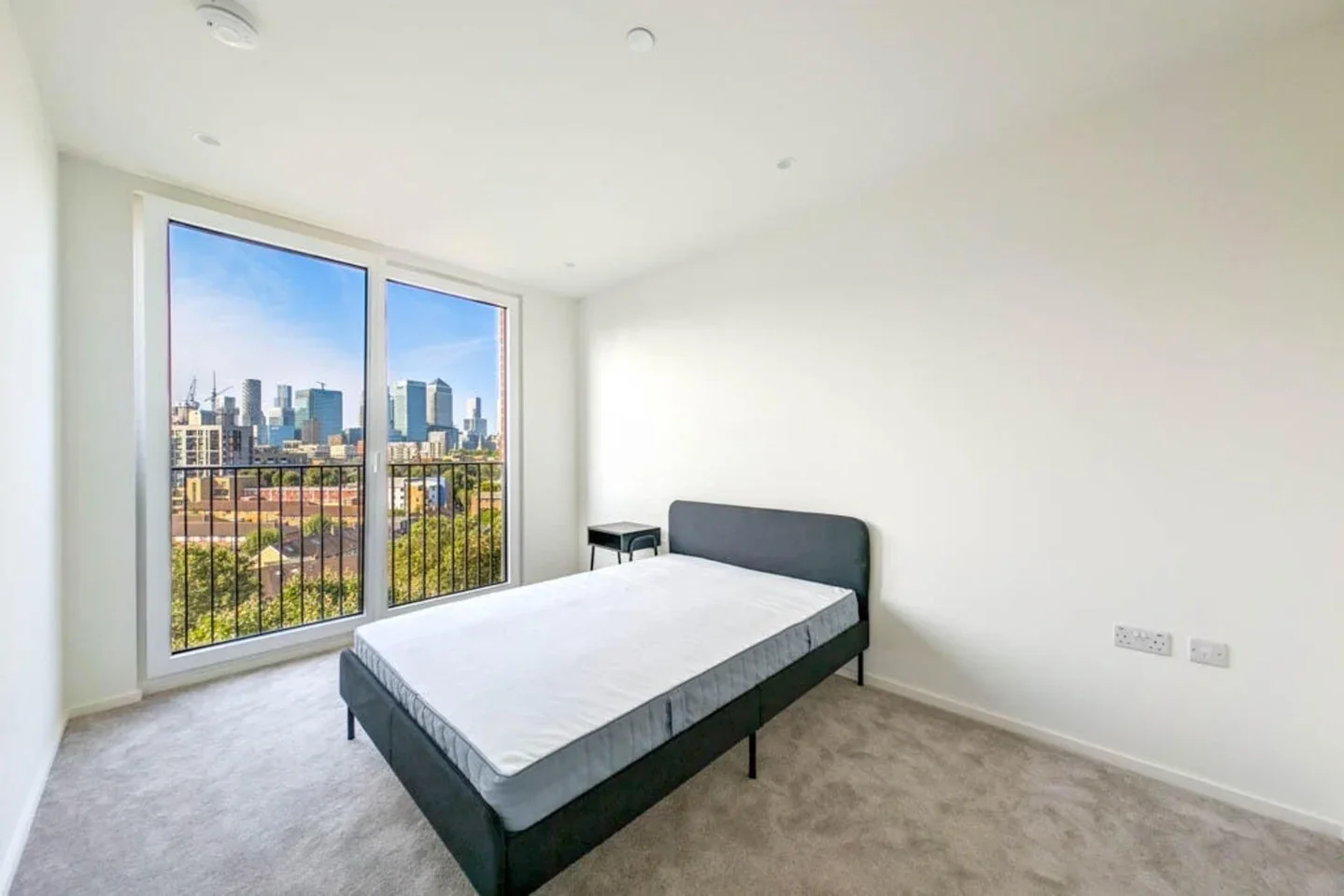 Flat Hawser Lane in Greater London