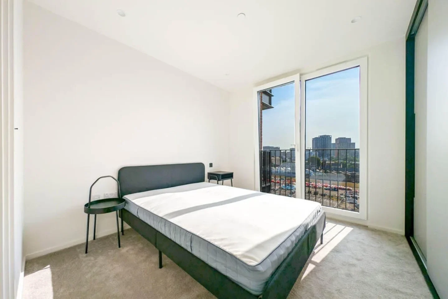 Flat Hawser Lane in Greater London