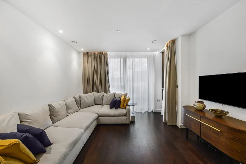 Flat Ponton Road in Greater London