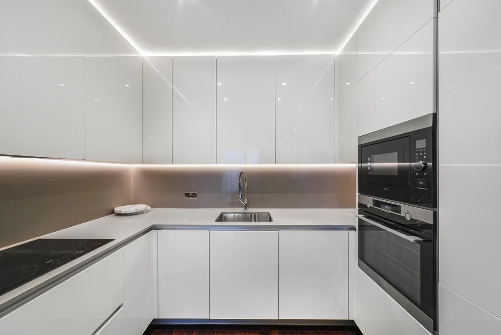 Flat Ponton Road in Greater London