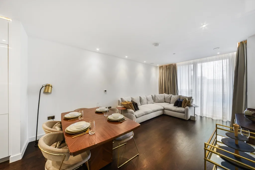 Flat Ponton Road in Greater London