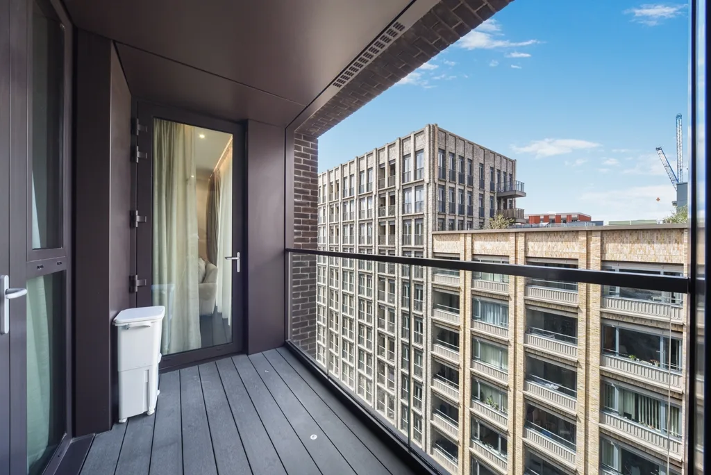 Flat Ponton Road in Greater London