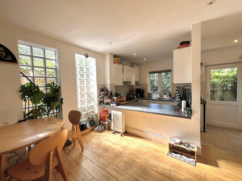 Room Shrubland Road in Greater London