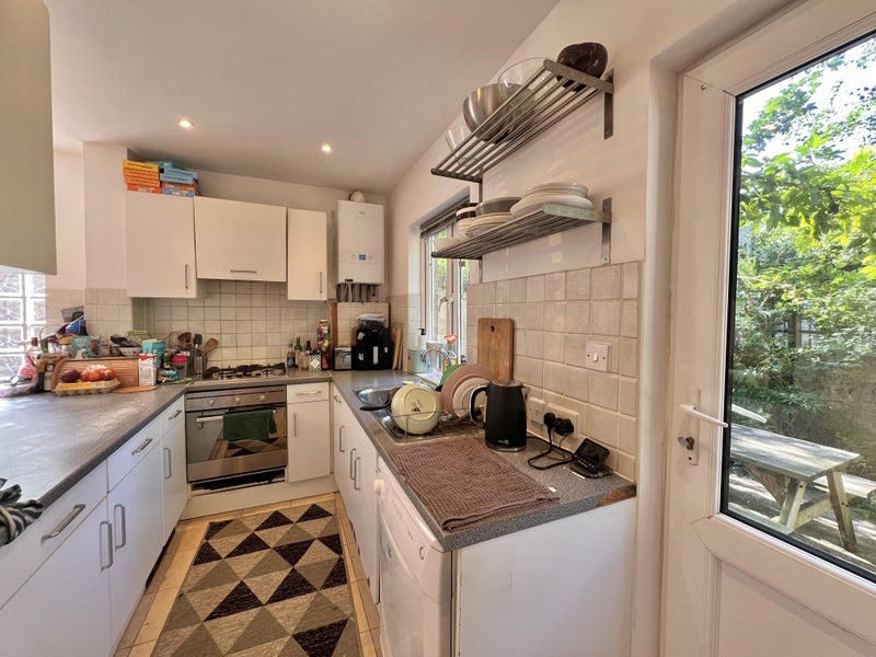 Room Shrubland Road in Greater London