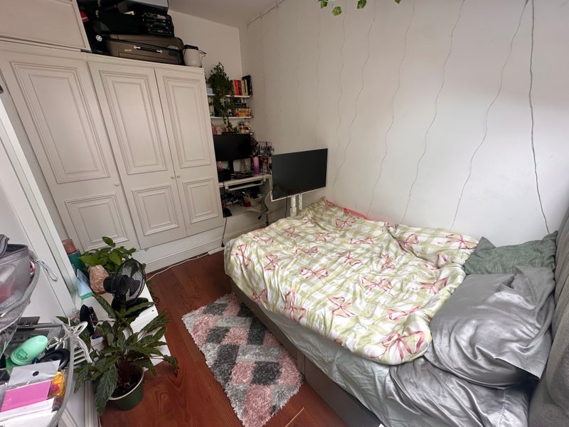 Room Shrubland Road in Greater London
