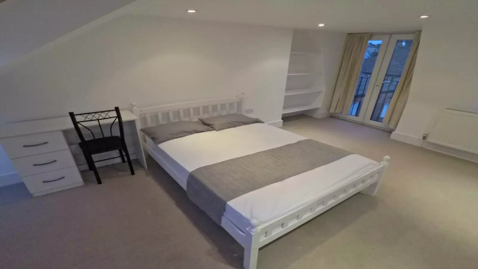 Flat St. Ann's Crescent in Greater London