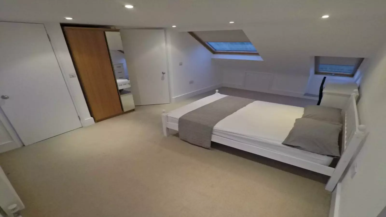 Flat St. Ann's Crescent in Greater London