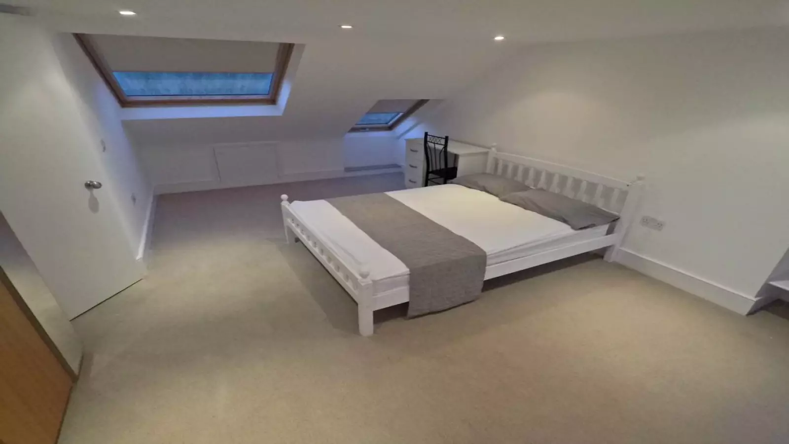 Flat St. Ann's Crescent in Greater London