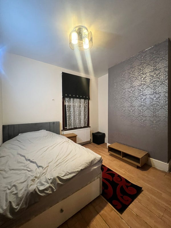 Room Kensington Avenue in Greater London