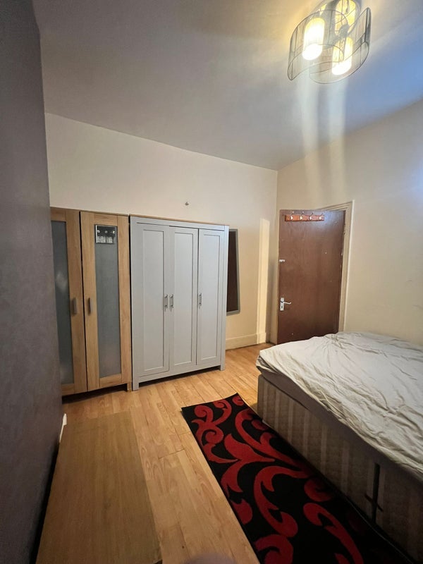 Room Kensington Avenue in Greater London