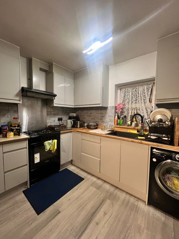 Room Kensington Avenue in Greater London