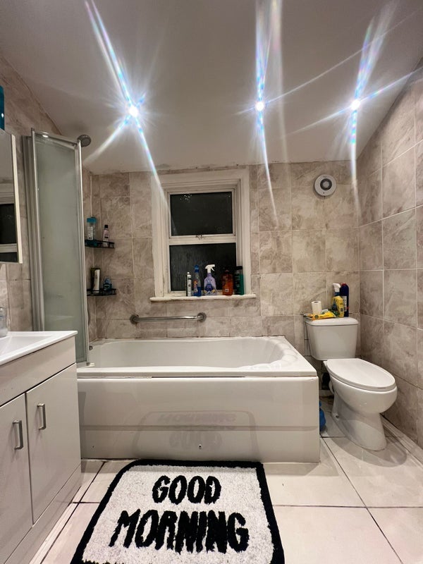 Room Kensington Avenue in Greater London
