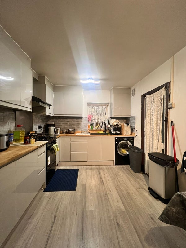 Room Kensington Avenue in Greater London