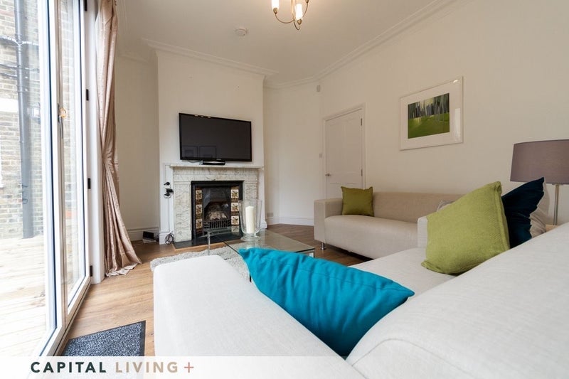 Room Dinsmore Road in Greater London