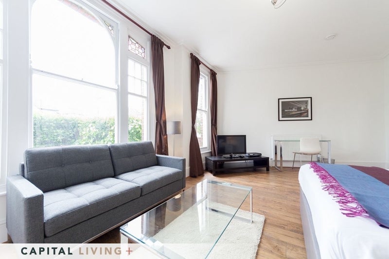 Room Dinsmore Road in Greater London