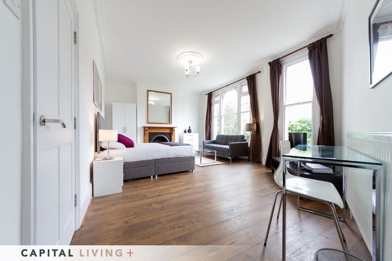 Room Dinsmore Road in Greater London