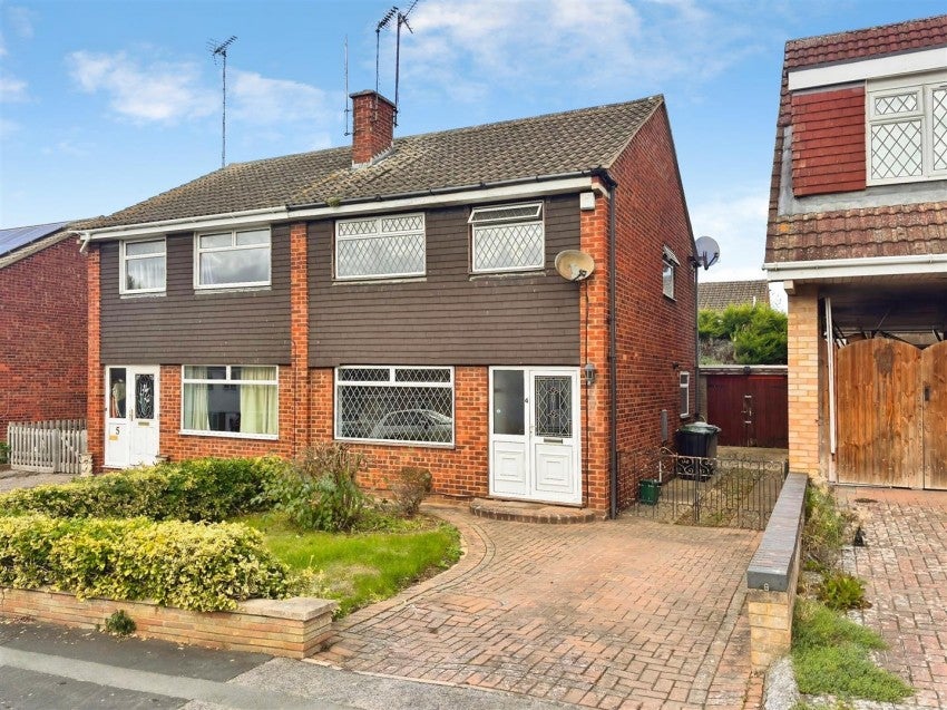 House Braemar Close in Kettering